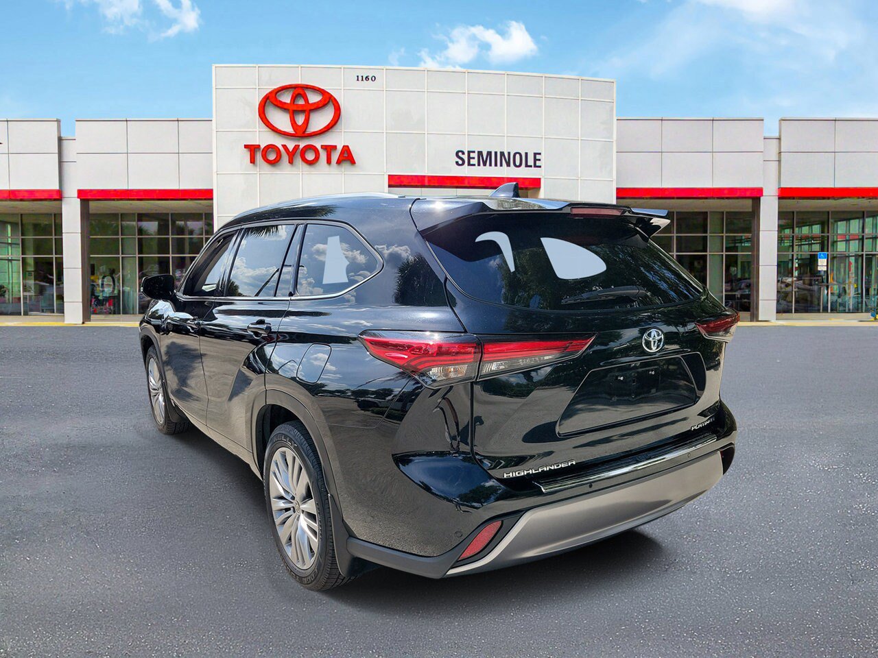 Used 2023 Toyota Highlander Platinum FWD image 4