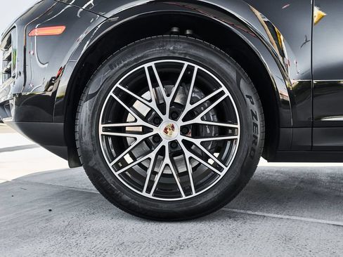 Used 2024 Porsche Cayenne AWD/4WD image 3