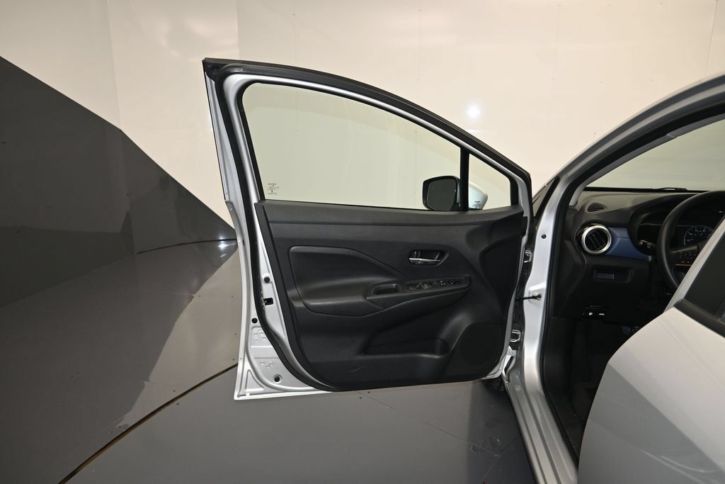 Used 2025 Nissan Versa SV FWD image 10