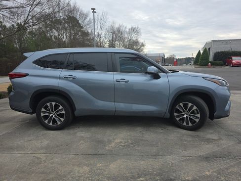 Used 2023 Toyota Highlander XLE image 6