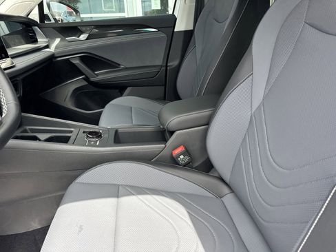 New 2026 Volkswagen Tiguan SE FWD image 16