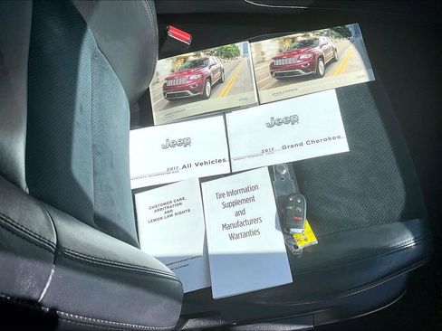 Used 2017 Jeep Grand Cherokee Altitude RWD image 11
