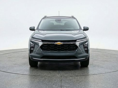 Used 2025 Chevrolet Trax LT FWD image 2