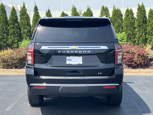 Used 2022 Chevrolet Suburban LT w/ Luxury Package image 8