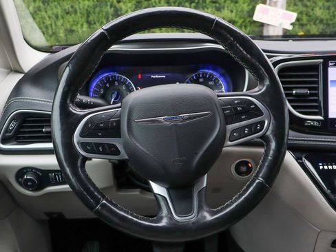 Used 2021 Chrysler Pacifica Touring-L FWD image 21