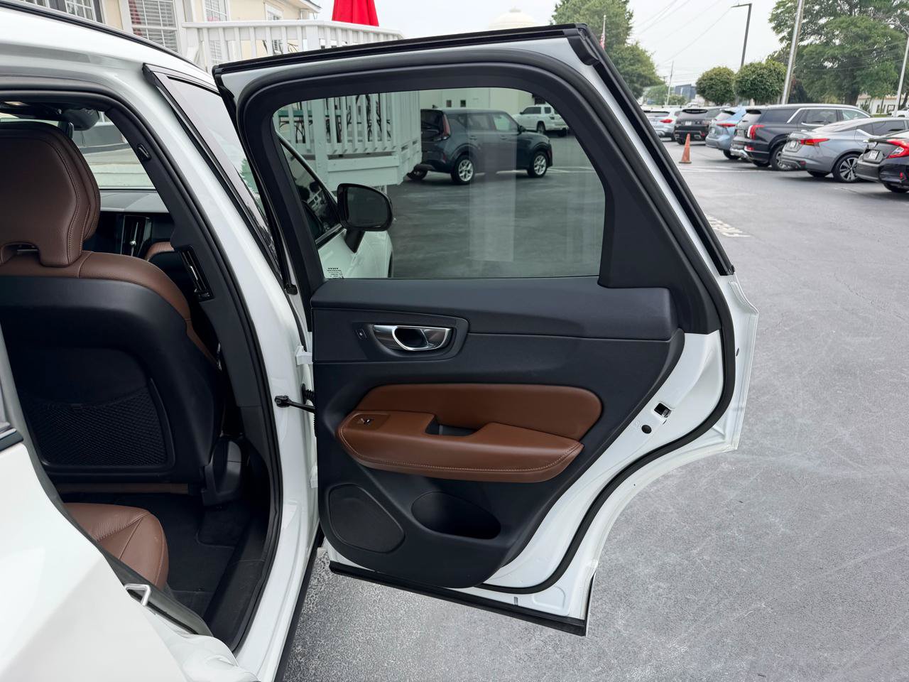 Used 2023 Volvo XC60 B5 Plus AWD/4WD image 19
