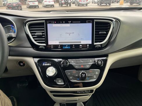 Used 2023 Chrysler Pacifica Touring-L image 24
