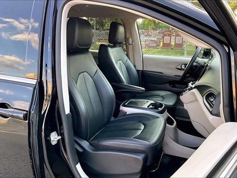 Used 2024 Chrysler Pacifica Limited FWD image 7