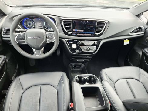 Used 2026 Chrysler Pacifica Select FWD image 10