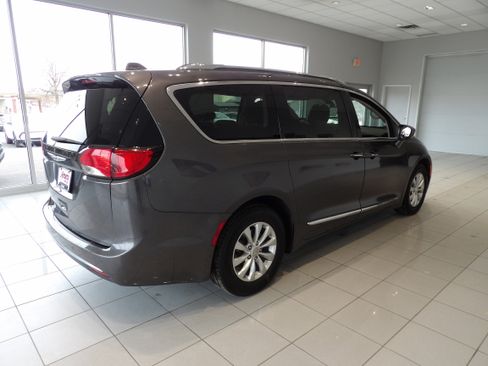 Used 2019 Chrysler Pacifica Touring-L image 4