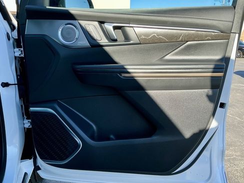 Used 2025 Buick Enclave Avenir w/ Super Cruise Package image 22