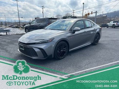 Used 2025 Toyota Camry SE image 1