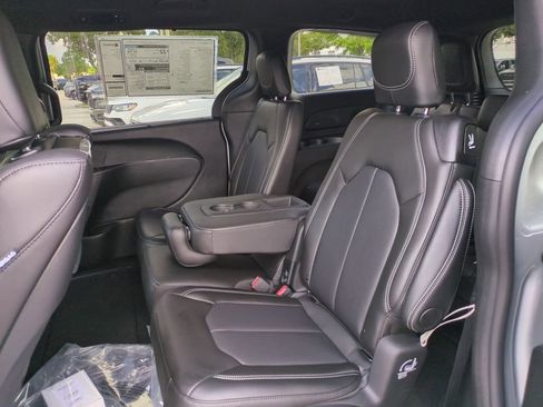 New 2026 Chrysler Pacifica Select FWD image 15