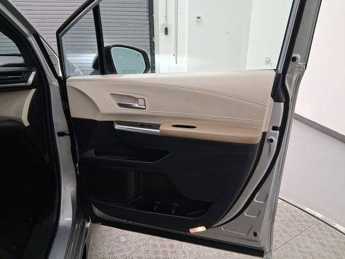 Used 2021 Toyota Sienna Limited image 33