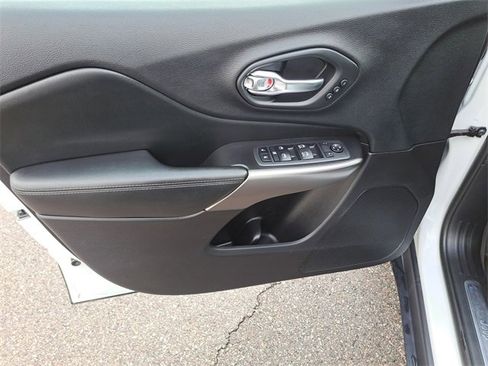 Used 2020 Jeep Cherokee Limited image 19