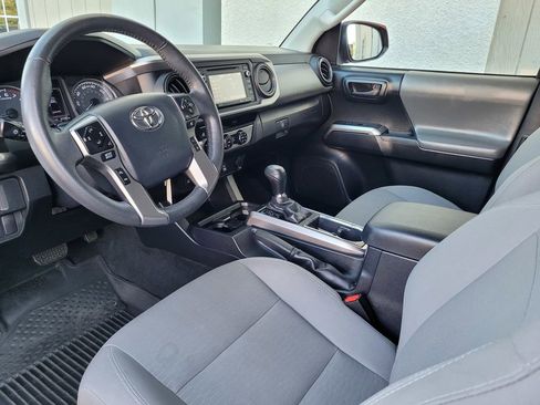Used 2018 Toyota Tacoma SR5 AWD/4WD image 10