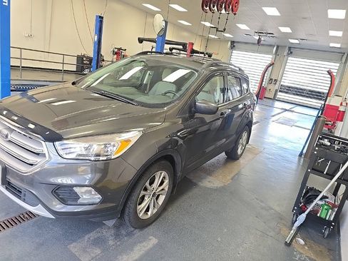 Used 2018 Ford Escape SE w/ Ford Safe & Smart Package FWD image 2