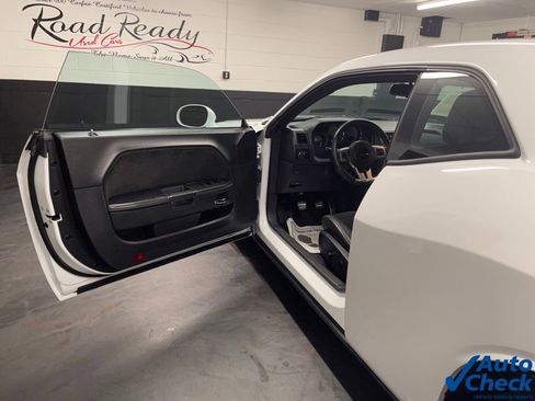 Used 2014 Dodge Challenger SRT8 image 28