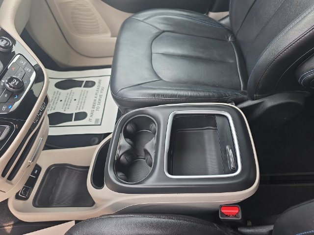 Used 2021 Chrysler Pacifica Touring-L FWD image 21