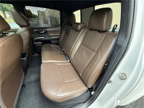 Used 2017 Toyota Tacoma Limited w/ Tow Package AWD/4WD image 12