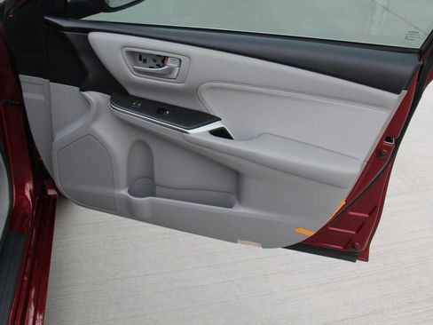 Used 2017 Toyota Camry XLE w/ Moonroof Package image 27