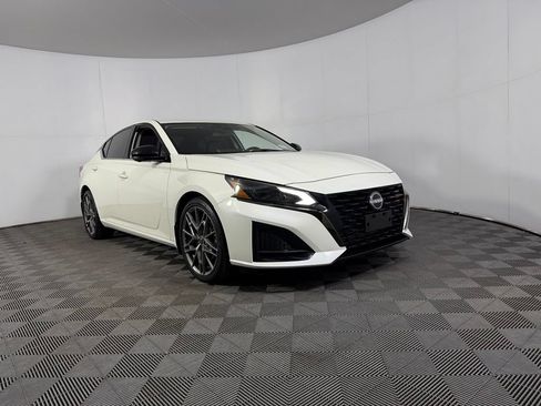 Used 2023 Nissan Altima 2.0 SR FWD image 6
