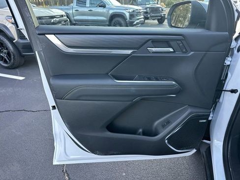 Used 2025 GMC Acadia Elevation image 22