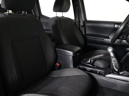 Used 2018 Toyota Tacoma TRD Sport AWD/4WD image 25