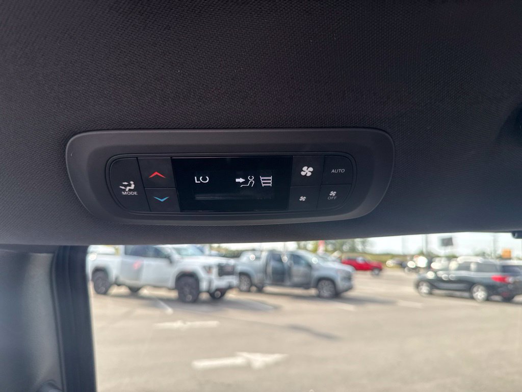 Used 2025 Chrysler Pacifica Select FWD image 30