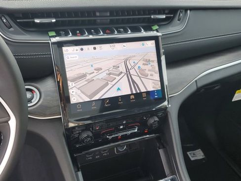 New 2025 Jeep Grand Cherokee Limited image 25