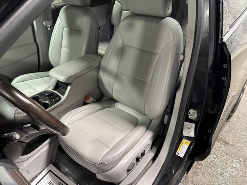 Used 2023 GMC Acadia SLT AWD/4WD image 17