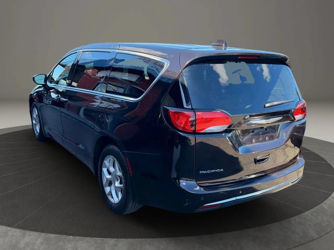 Used 2017 Chrysler Pacifica Touring Plus w/ Tire & Wheel Group FWD image 6