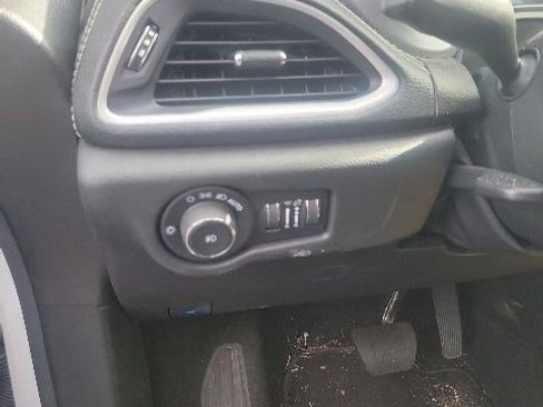 Used 2023 Chrysler Pacifica Touring-L w/ Uconnect Theater Family Group FWD image 15