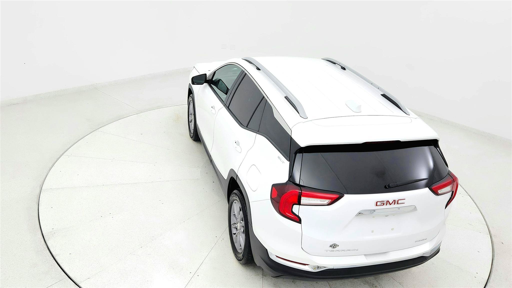 Used 2024 GMC Terrain SLT AWD/4WD image 16