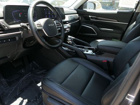 Used 2025 Kia Telluride LX FWD image 12