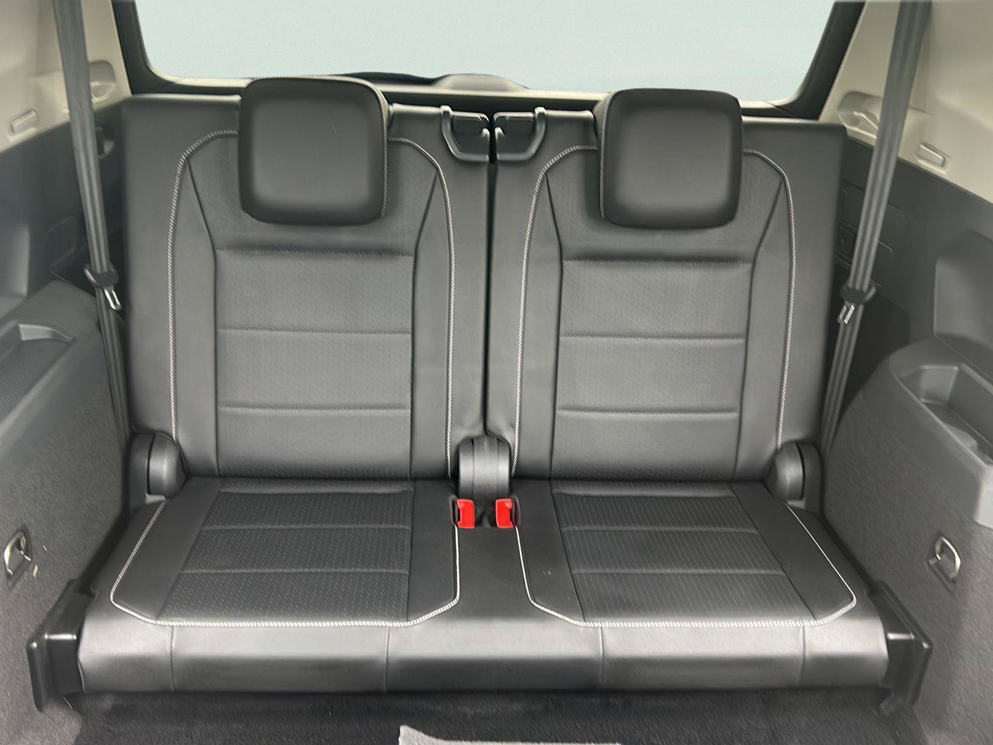 Used 2021 Volkswagen Tiguan SE w/ Panoramic Sunroof Package FWD image 26