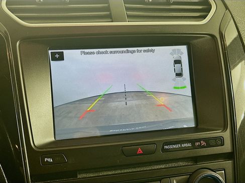 Used 2017 Ford Explorer XLT w/ Equipment Group 202A AWD/4WD image 23