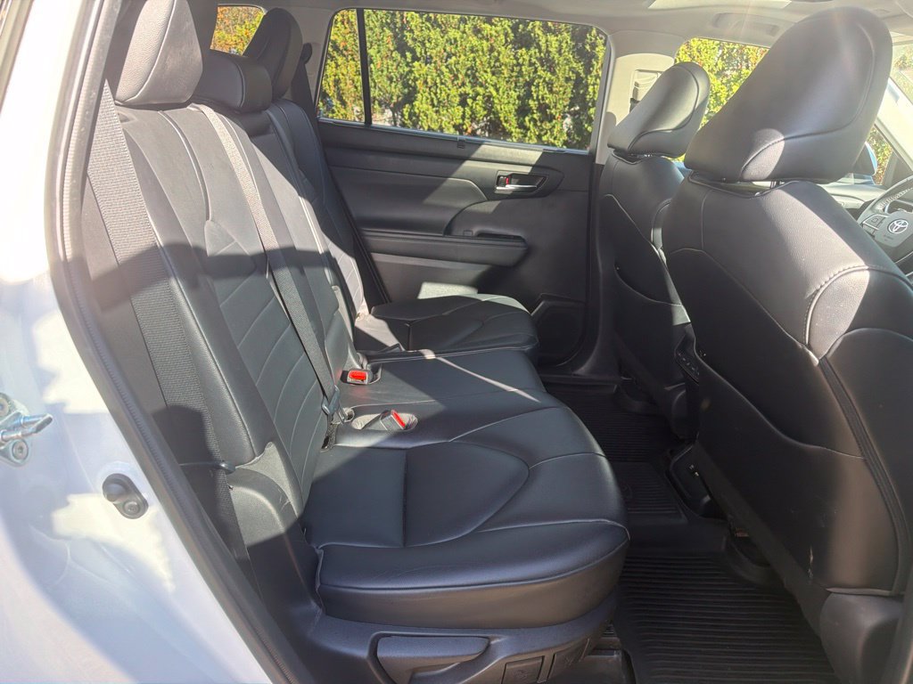 Used 2021 Toyota Highlander XLE AWD/4WD image 21