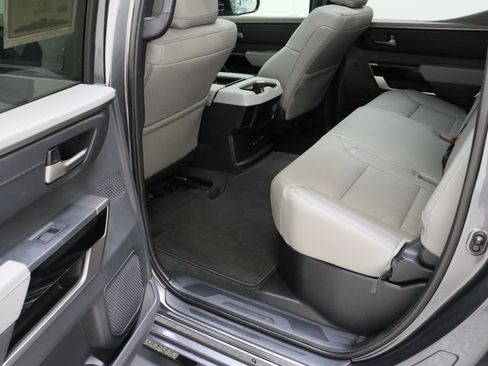 Used 2025 Toyota Tundra Limited AWD/4WD image 32