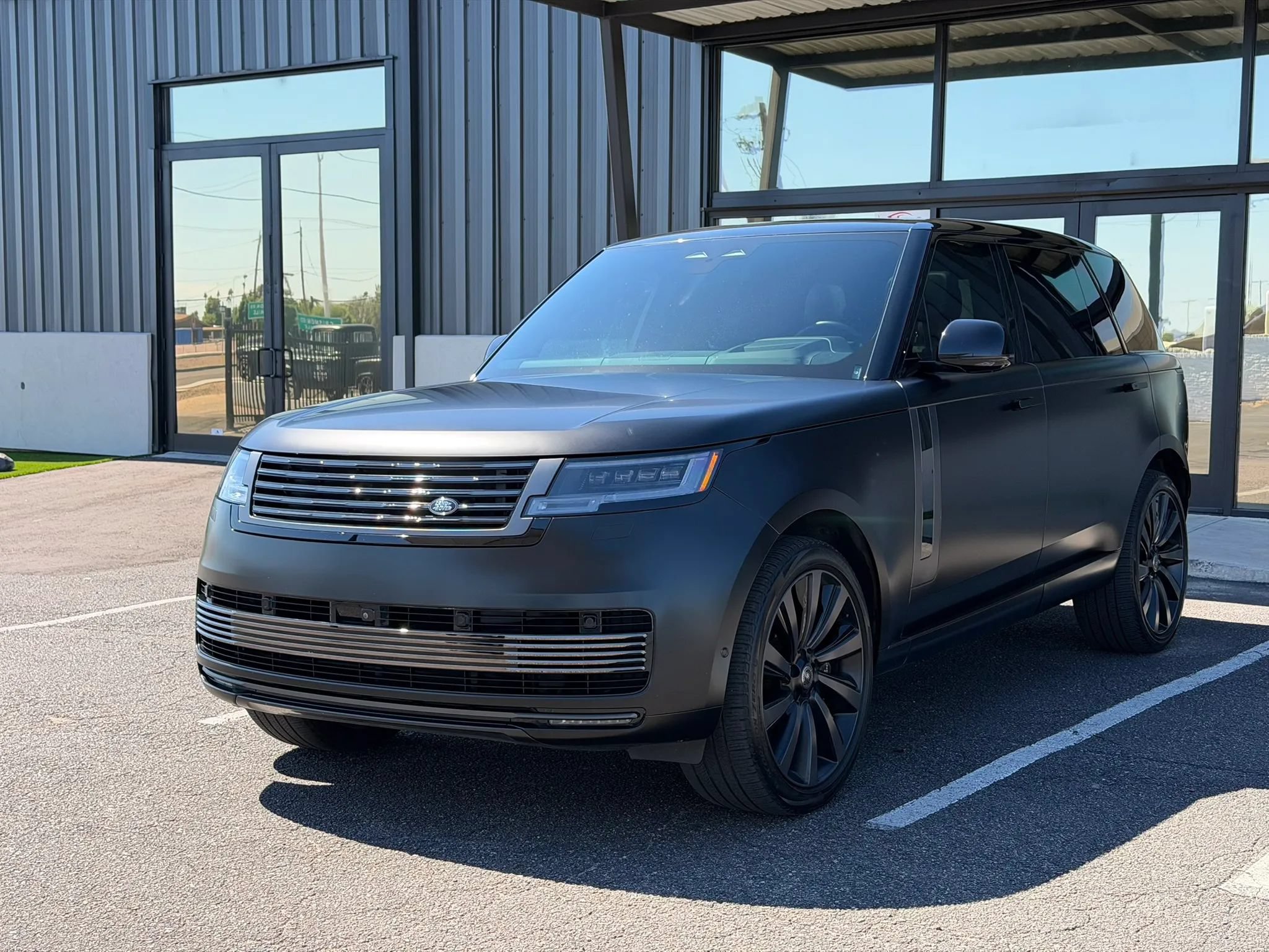 Used 2024 Land Rover Range Rover SV AWD/4WD image 1