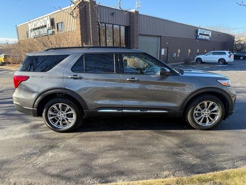 Used 2022 Ford Explorer XLT w/ Equipment Group 202A image 5