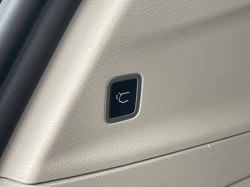 Used 2023 Chrysler Pacifica Touring-L FWD image 27
