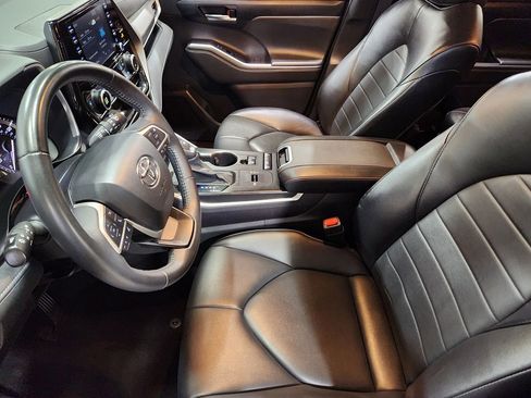 Used 2022 Toyota Highlander XLE FWD image 31