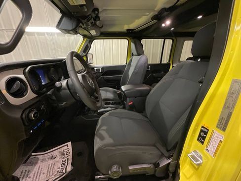 Used 2024 Jeep Wrangler Unlimited w/ Convenience Group AWD/4WD image 9