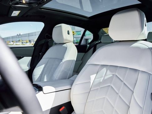 Used 2026 BMW 550e xDrive image 43