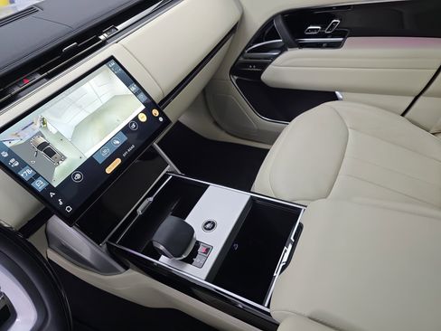 Used 2025 Land Rover Range Rover Long Wheelbase SE image 24