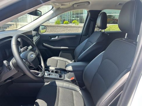 Certified 2025 Ford Escape SE FWD image 10