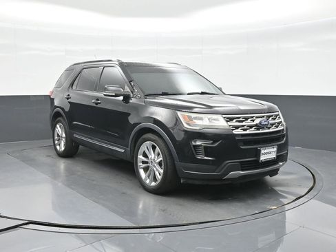 Used 2018 Ford Explorer XLT w/ Equipment Group 202A image 12