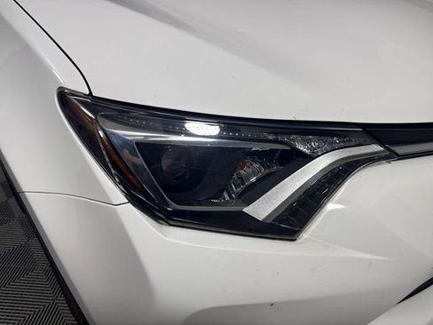 Used 2017 Toyota RAV4 XLE AWD/4WD image 12