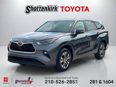 Certified 2025 Toyota Highlander XLE FWD image 1